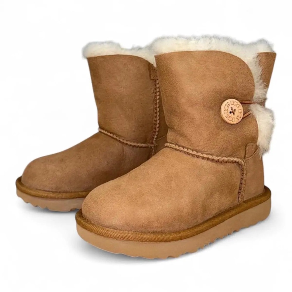 UGG NWT Toddler Bailey Button 11- Size 7 Toddler
Tan Perfect Condition 1017400T